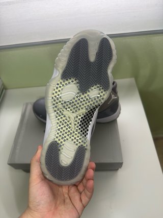 Zapatilla Jordan Gris y Blanca