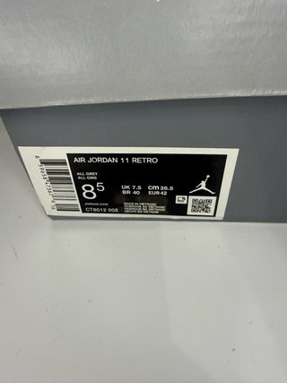 Zapatilla Jordan Gris y Blanca