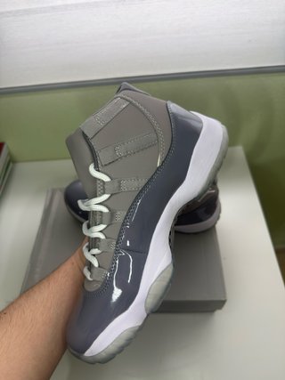 Zapatilla Jordan Gris y Blanca