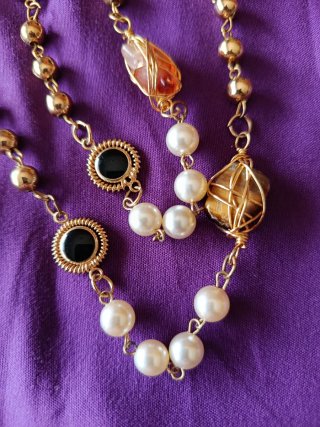 Collar de perlas y detalles dorados