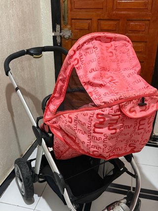 Carro de bebé rosa