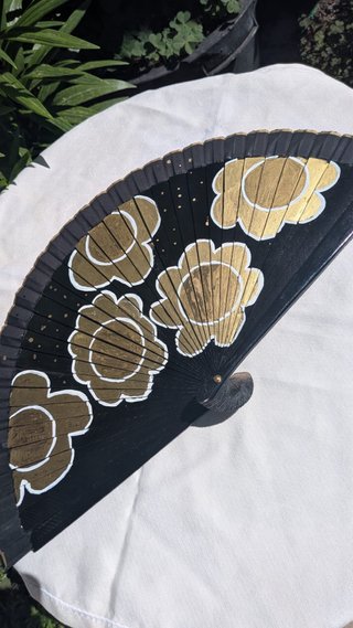 Abanico negro pintado a mano flores doradas