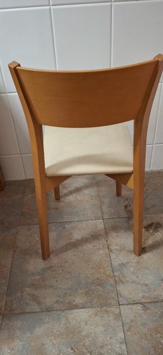 Mesa de comedor de madera y dos sillas de madera