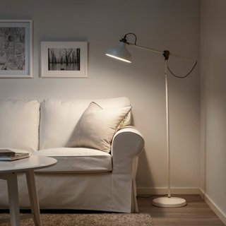 Lámpara de pie Ikea blanca y dorada