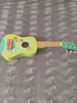 Guitarra infantil de madera con dibujos