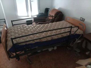 Cama articulada para enfermos con colchón de burbu