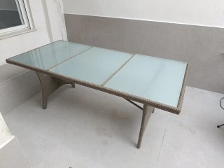 Mesa exterior patio resina símil ratán resistente
