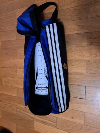 3 zapatillas de fútbol, espinilleras y neceser