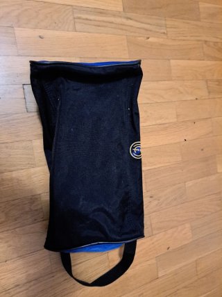 3 zapatillas de fútbol, espinilleras y neceser