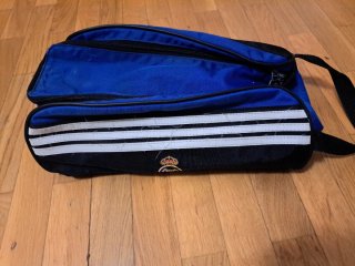 3 zapatillas de fútbol, espinilleras y neceser