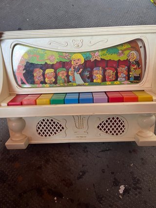 Piano de juguete con figuras de Blancanieves