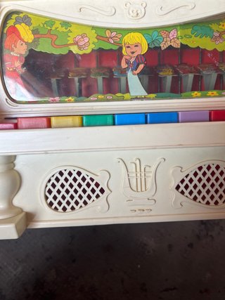 Piano de juguete con figuras de Blancanieves