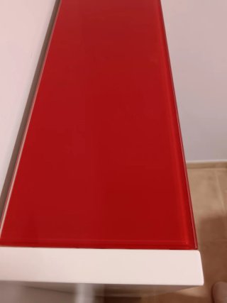 Zapatero rojo alto brillo con muy poco uso.