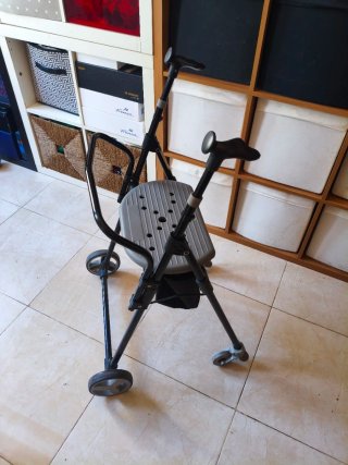Andador con asiento y ruedas Forta
