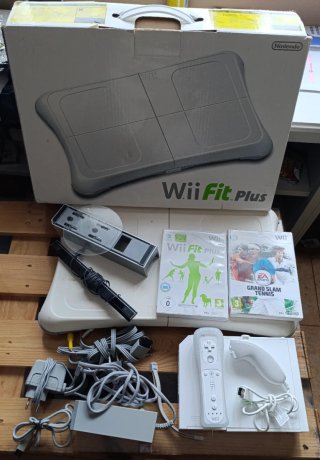 Nintendo Wii + Wii Fit Plus + 2 Juegos
