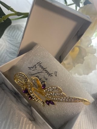 Alfiler broche piedras moradas. Fiesta Mantillas