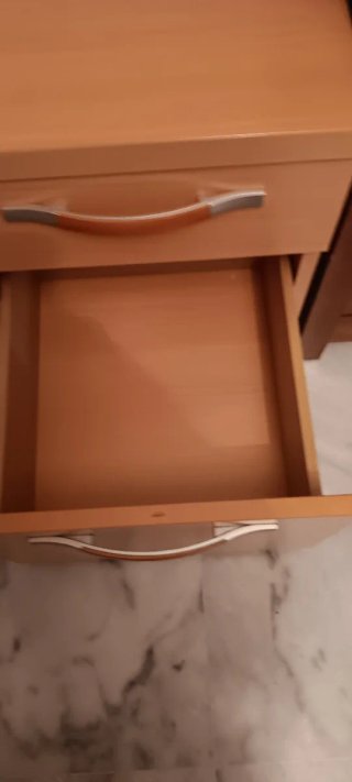 Mesita de noche de madera y metal