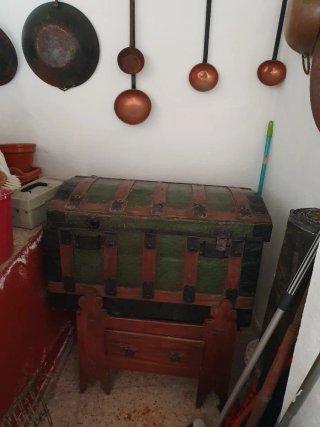 Baúl antiguo madera, tela y metal