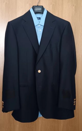 Traje Negro y Camisas Azules