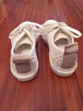 Tenis Zara encaje blanco. Nuevos. OJO- talla 34 -