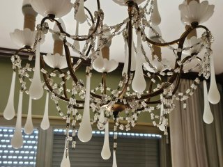 Lámpara araña dorada y blanca