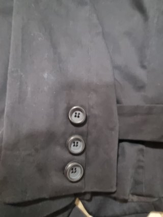 Chaqueta corta negra abotonada con cinturón