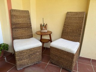 2 Sillas Ratán Nuevas,incluye mesita.