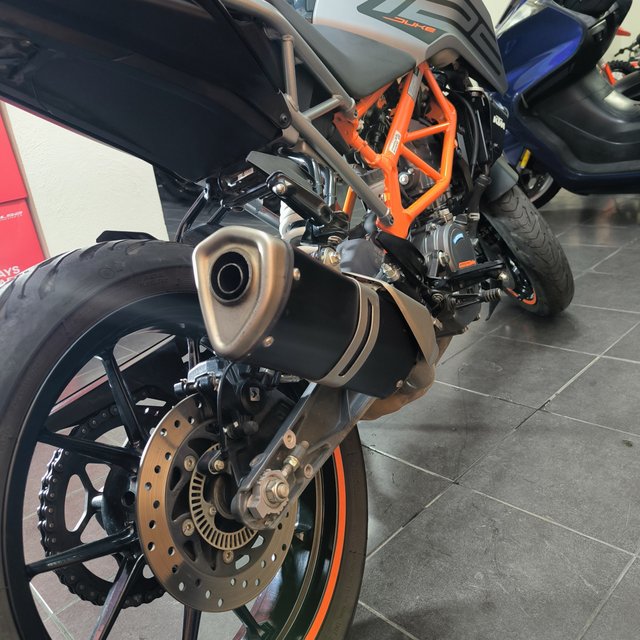 KTM 125 DUKE 2023 Negra/Naranja