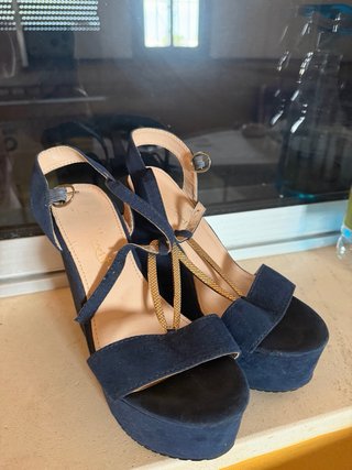 Sandalias de cuña negras y doradas