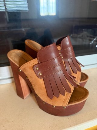 Sandalias de cuña negras y doradas
