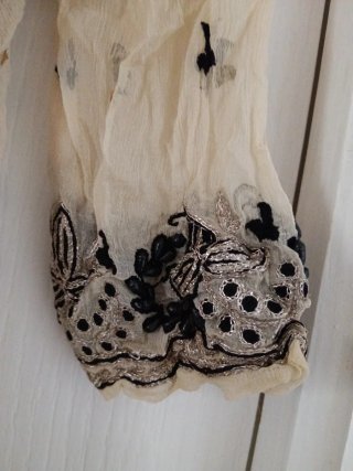 Túnica bordada beige y negra