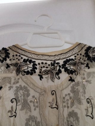Túnica bordada beige y negra