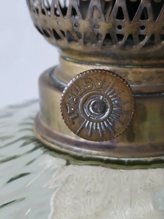 Quinqué antiguo de latón y cristal