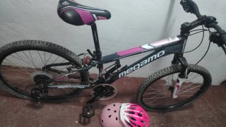 Bicicleta infantil Megamo con 2 cascos