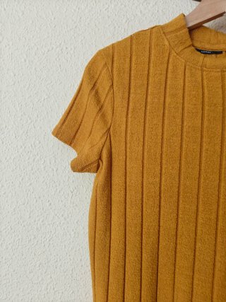 Suéter de punto mostaza manga corta