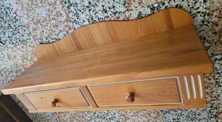 Mueble recibidor/tocador de madera con espejo.