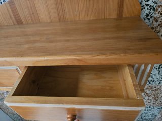 Mueble recibidor/tocador de madera con espejo.