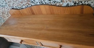Mueble recibidor/tocador de madera con espejo.