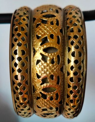 Pulsera rígida metal dorada calada