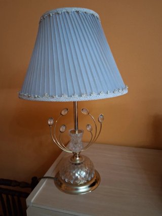 Lámpara de mesa dorada y cristal