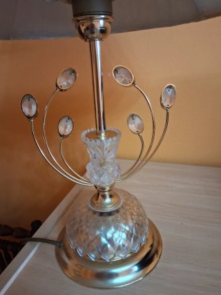 Lámpara de mesa dorada y cristal