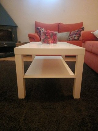 Mesa de centro blanca con estante