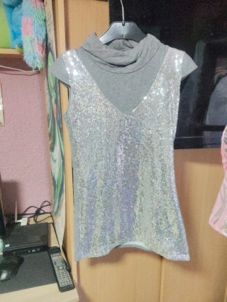 Vestido lentejuelas gris cuello alto