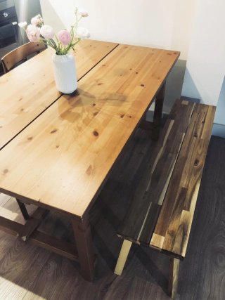 Mesa de comedor de madera