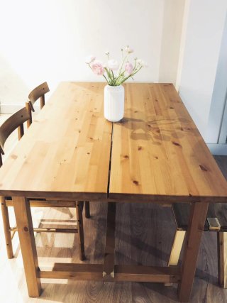 Mesa de comedor de madera