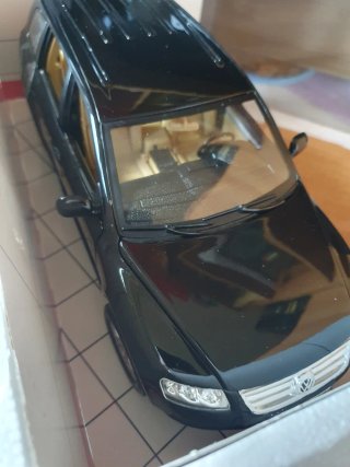 Volkswagen Touareg 1:18 Bburago