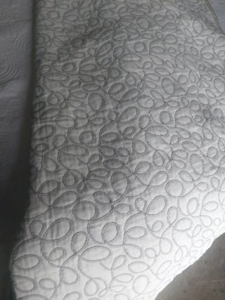 Colcha de cama gris y blanca Rey Martín 150×200