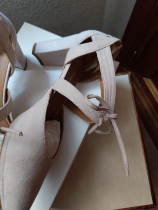 Zapatos de ceremonia son de ante color  nude 38