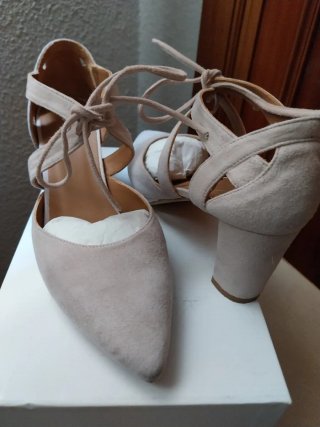 Zapatos de ceremonia son de ante color  nude 38