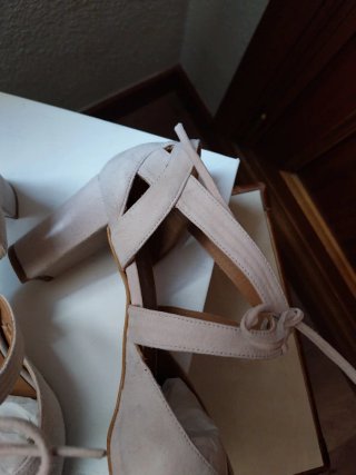 Zapatos de ceremonia son de ante color  nude 38